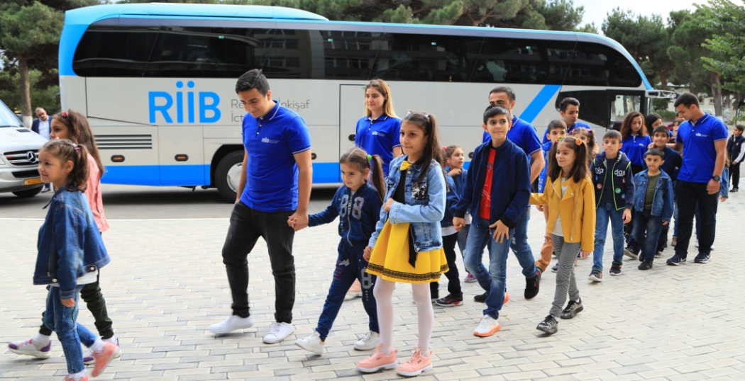 Valideyn himayəsindən məhrum uşaqlar müharibə və əmək əlilləri üçün pansionatın sakinlərini ziyarət ediblər