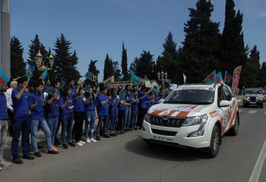 RİİB-in könüllüləri avtomobil yürüşü iştirakçılarının qarşılanmasında iştirak ediblər