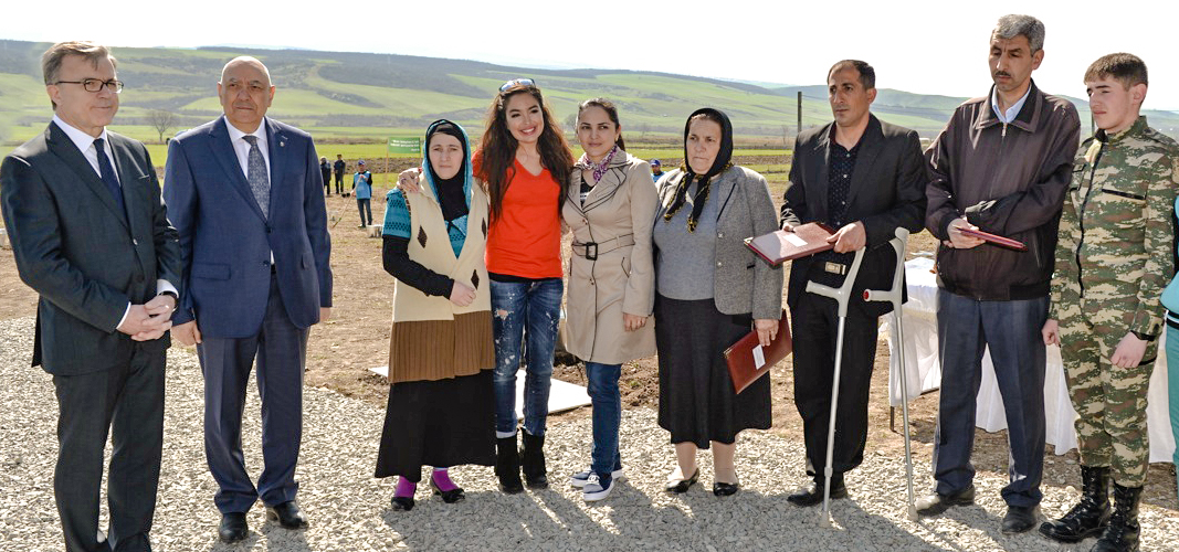 Leyla Əliyeva İsmayıllıda aztəminatlı ailələr üçün meyvə bağlarının salınmasında iştirak edib